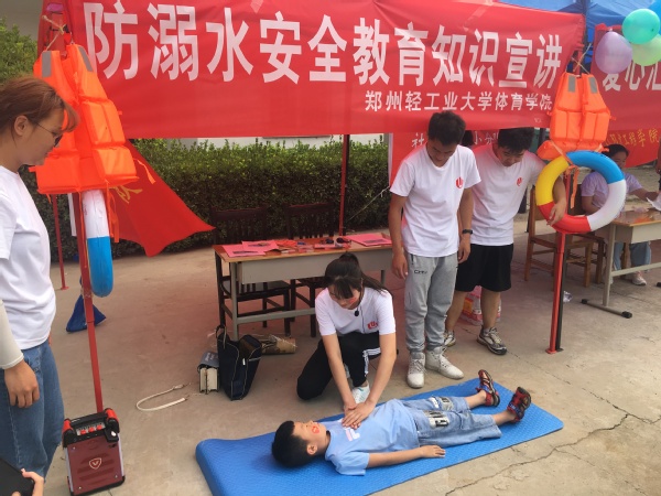 向孩子们实操演示溺水急救措施