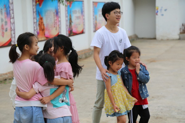 老师在和学生一起交流玩耍
