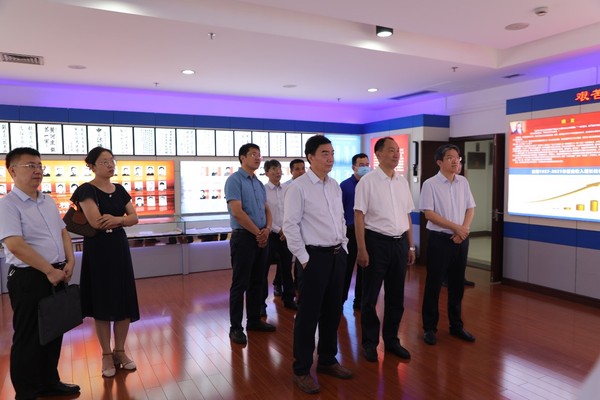 参观中国水电十一局荣誉展览室 座谈交流现场 校长魏世忠讲话 为深化校企合作,加强供需对接,8月9日,校长魏世忠带队前往中国水电十一局有限公司进行调研走访,双方就进一步开展科学研究、成果转化等产学研合作领域进行了深入交流。校长办公室、科技处、改革发展研究中心、材料与化学工程学院、轻大产业技术研究院相关负责同志参加了活动。 魏世忠一行在中国水电十一局有限公司总经理、党委副书记夏水芳的陪同下,实地参观了中国水电十一局荣誉展览室,详细了解了该局六十年来的发展历程、承接的国内外大型工程项目、重大建设成果及建设成效等相关内容。 魏世忠详细介绍了学校发展概况、师资队伍、特色学科、科研成果等基本情况,双方就项目应用和产业需求进行了深入的交流和洽谈。魏世忠在座谈中指出,深化产学研合作、加强供需对接,是国家发展战略所需,也是时代使命所致,希望校企双方以此次交流为契机,进一步深化合作,发挥学校特色学科优势,加强在新型盾构机用耐磨材料关键技术、极端环境条件下水电工程防护材料关键技术、生态环境修复、水电工程应用数字化与自动化等具有颠覆性技术方面项目的深入合作,促进人才供给与产业发展需求有机衔接,使校企合作走深走实、落地见效。夏水芳表示希望与学校不断加强各方面的密切合作交流,共同助力地方经济社会高质量发展。