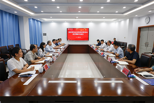 国家税务总局郑州市税务局党委书记、局长曹学胜一行莅临我校调研交流